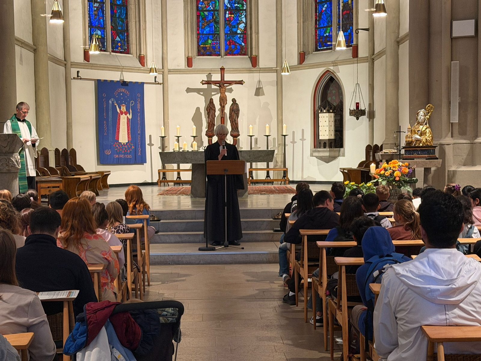 Festlicher Gottesdienst in der Kirche St. Peter mit den neuen Fünftklässlern und ihren Familien.