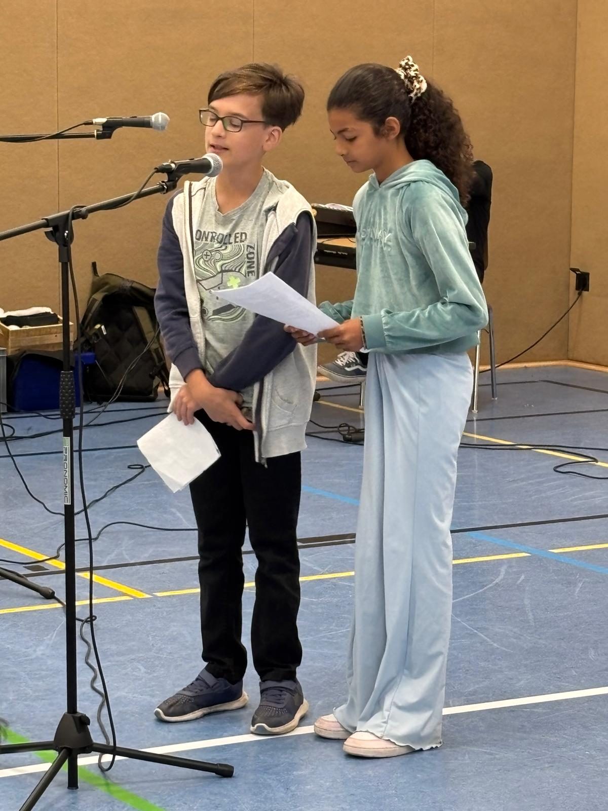 Nevio und Christin aus der Klasse 6 moderieren die Einschulungsfeier am Mikrofon.