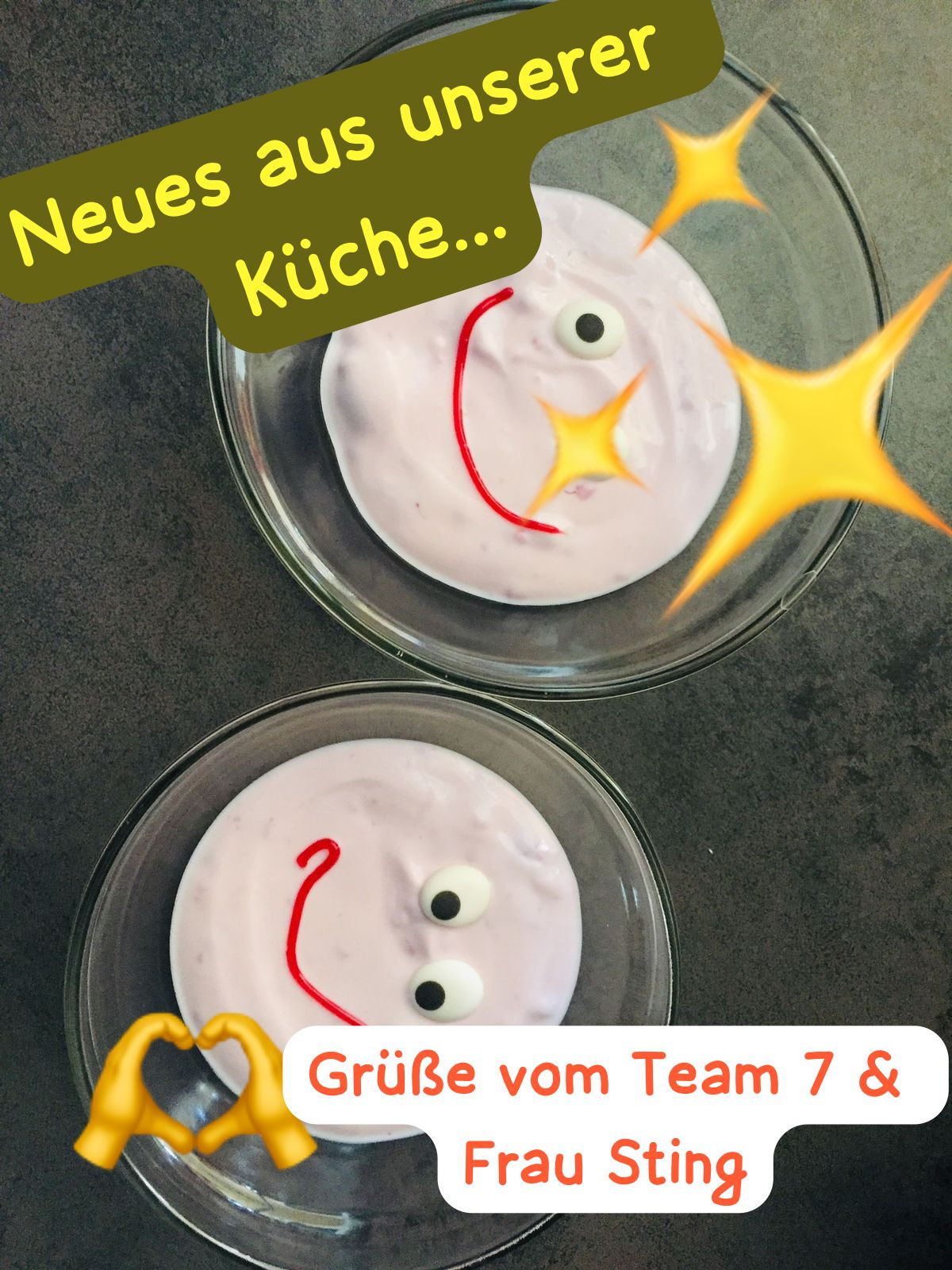 Zwei Schalen Joghurt mit lustigen Gesichtern aus Soße und Zuckeraugen