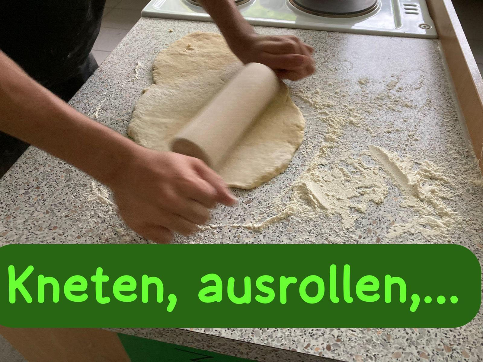 Der Teig wird mit dem Nudelholz ausgerollt