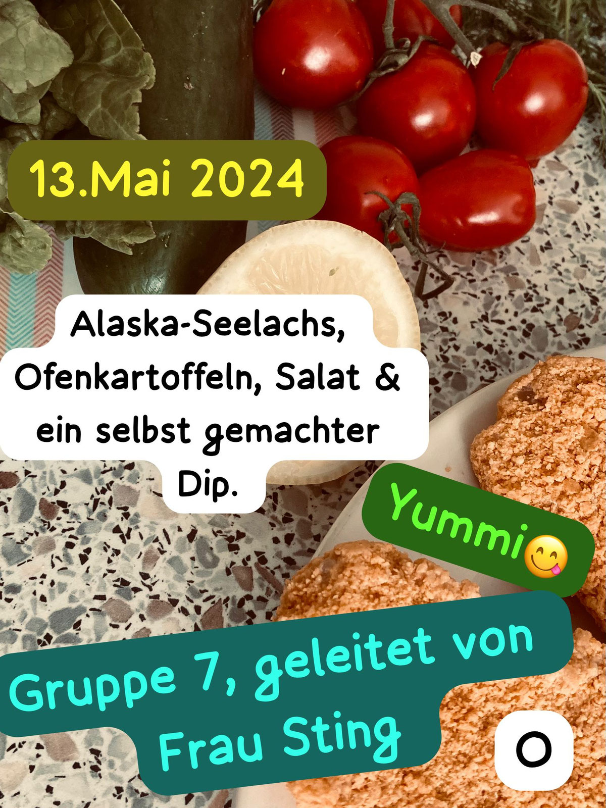 Panierte Fischfilets, Tomaten und Gemüse auf der Arbeitsfläche