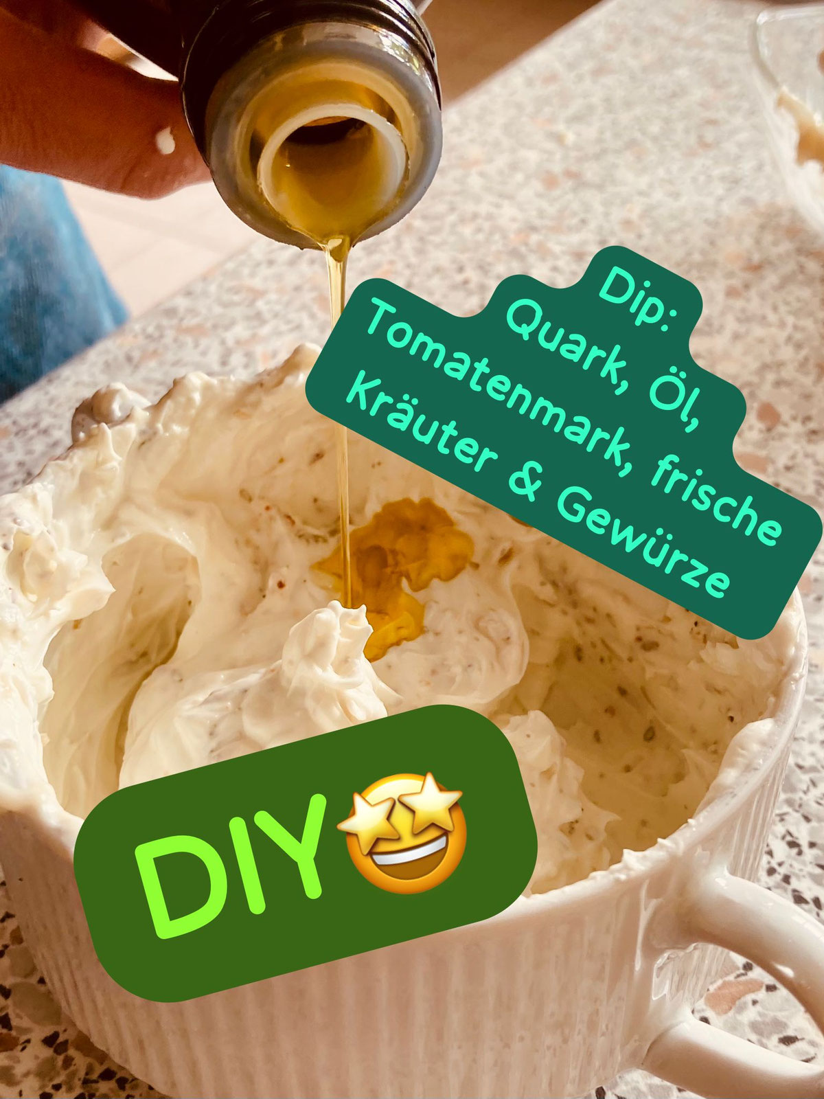 Öl wird in eine Schüssel mit Quark-Dip gegossen