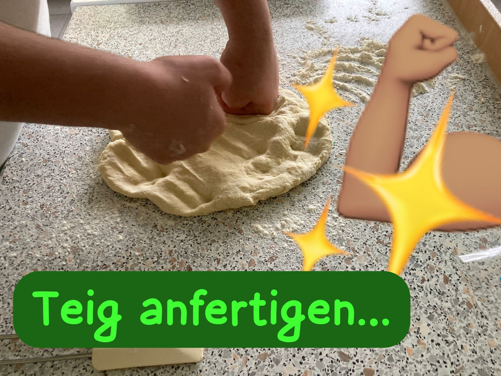 Hände kneten Pizzateig auf der bemehlten Arbeitsfläche