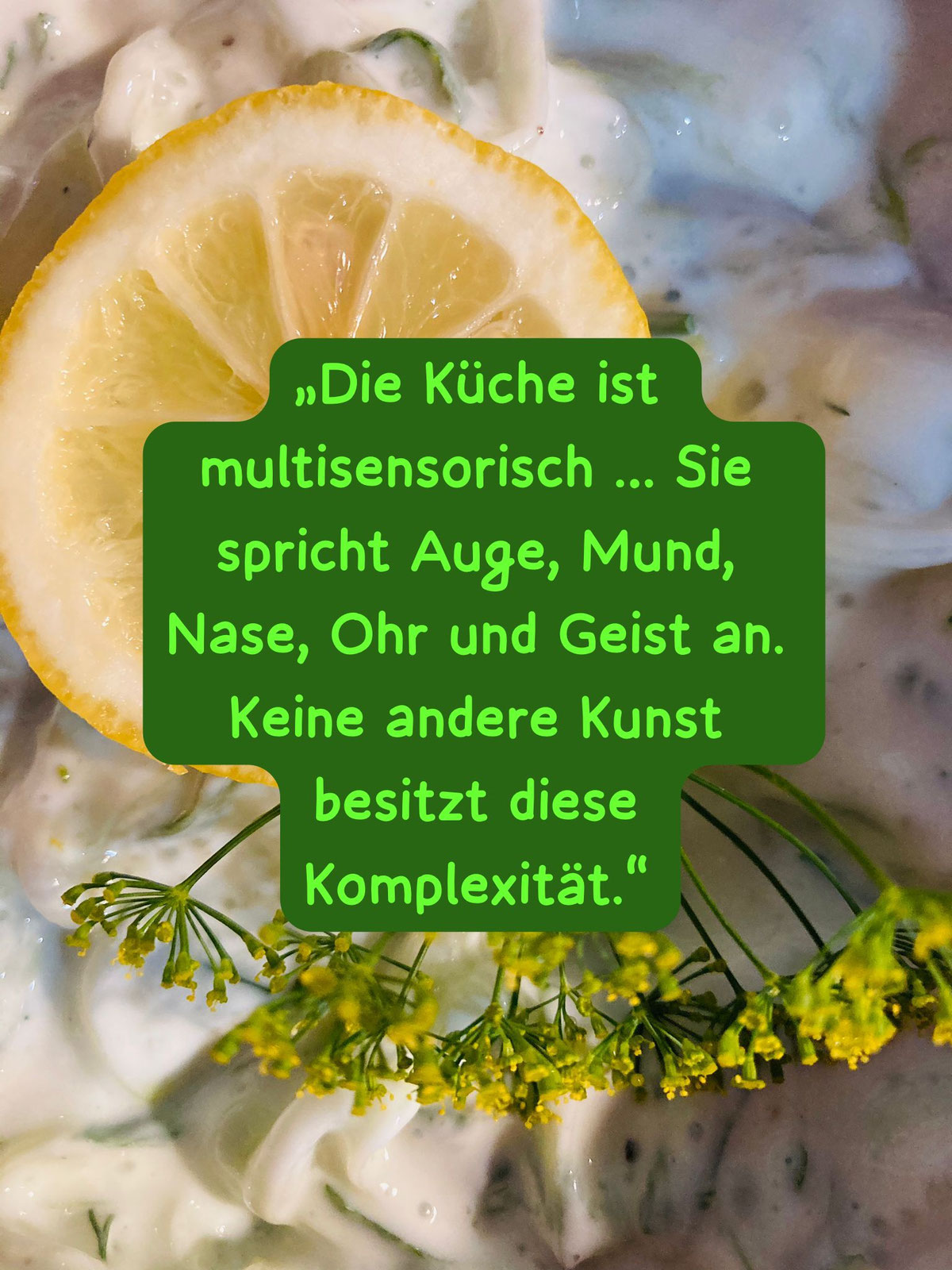 Heller Joghurt-Dip mit Zitronenscheibe und Dillblüten