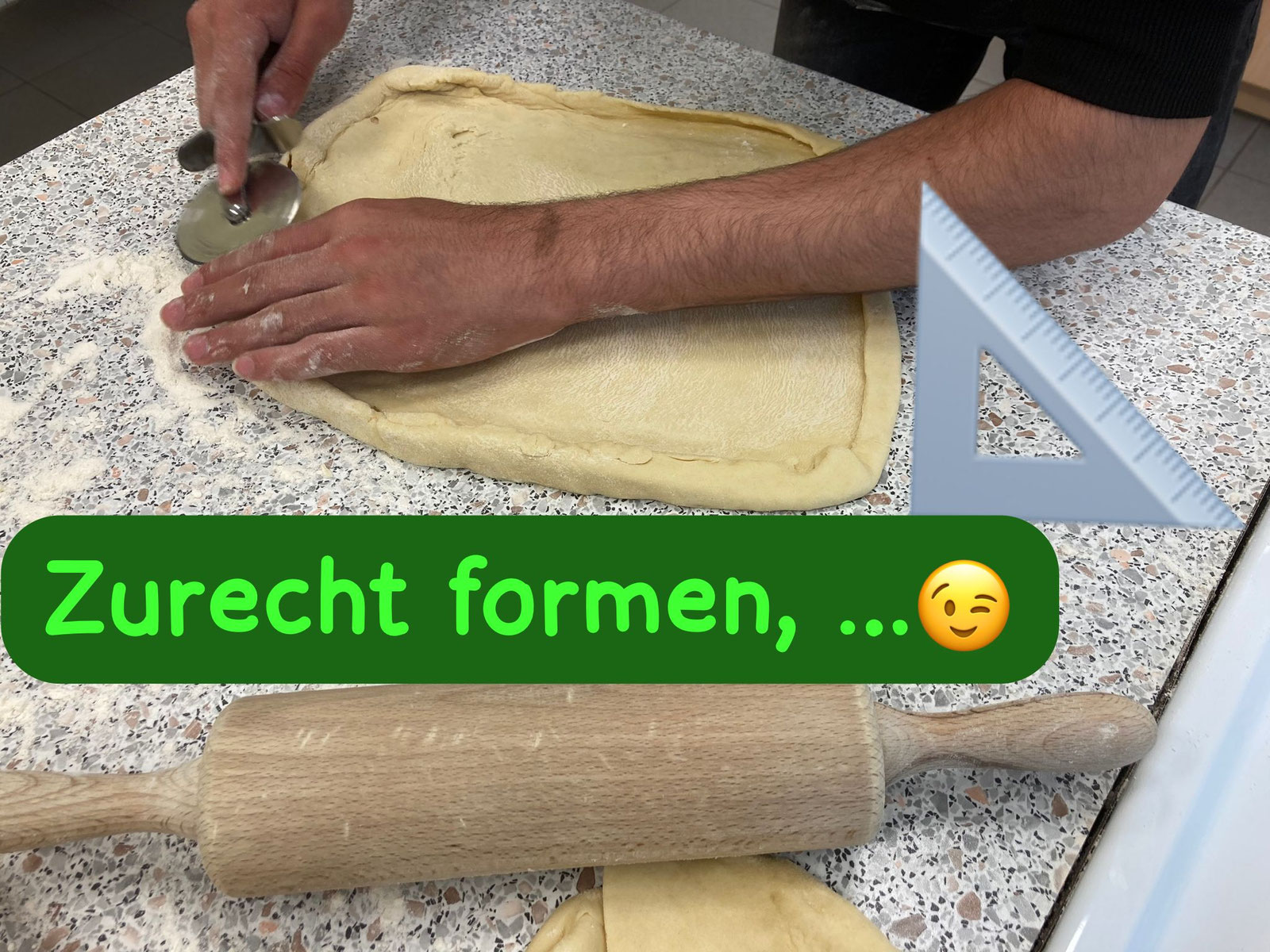 Der ausgerollte Teig wird mit Geodreieck und Teigrad gerade geschnitten