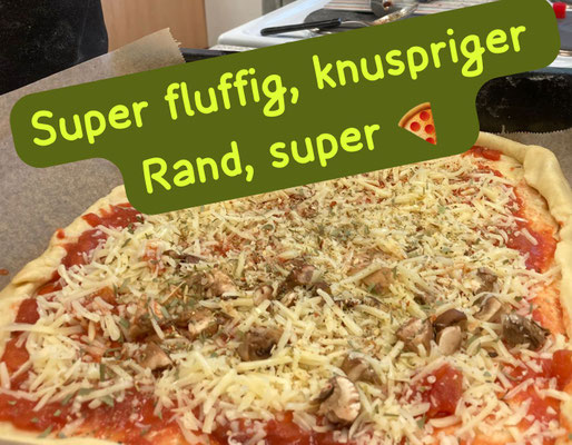 Selbst gemachte Pizza mit Tomatensoße und Käse auf dem Backblech
